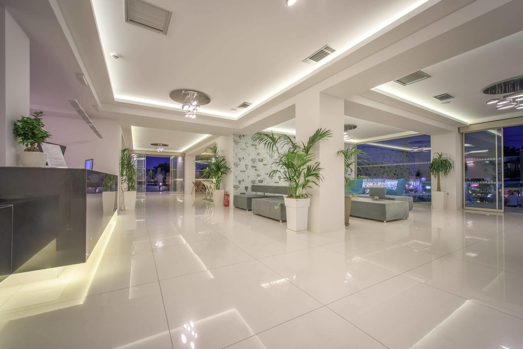 Hotel Azure &